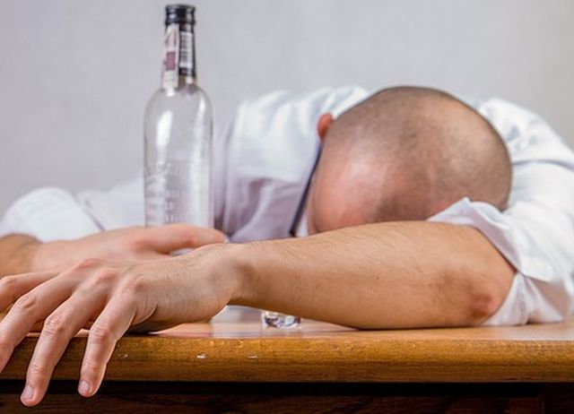 Małżonek jest uzależniony od alkoholu – jak sobie poradzić?